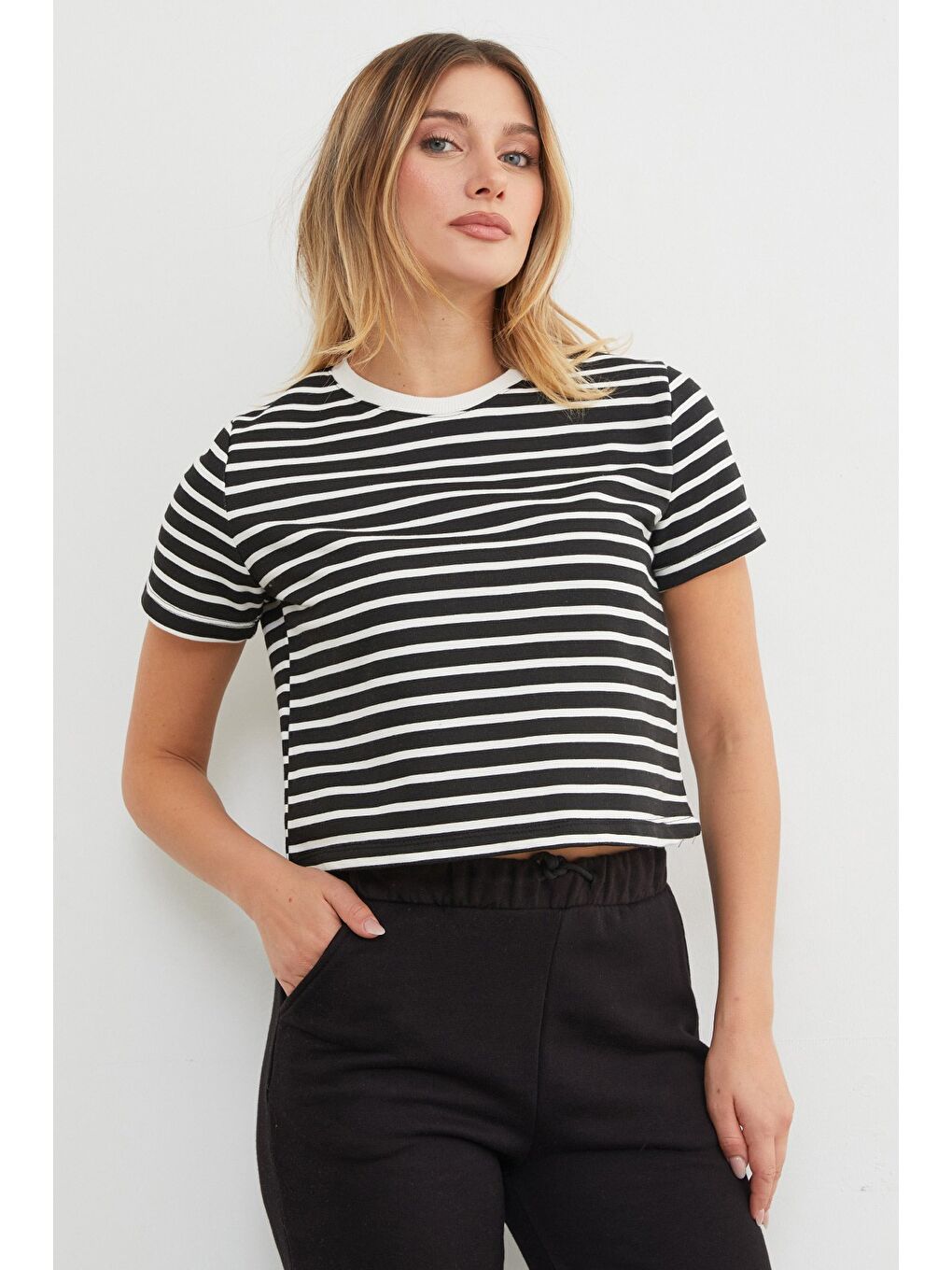 Siyah Çizgili Bisiklet Yaka Mevsimlik Crop Tişört-1