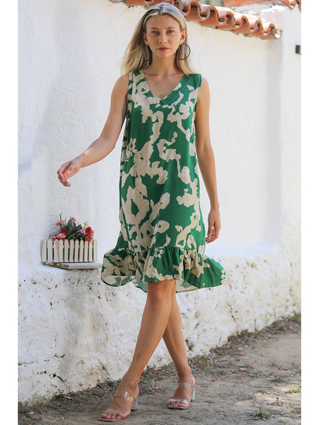 Yeşil-Bej V Yaka Kolsuz Etek Ucu Fırfırlı Dokuma Casual Elbise-6