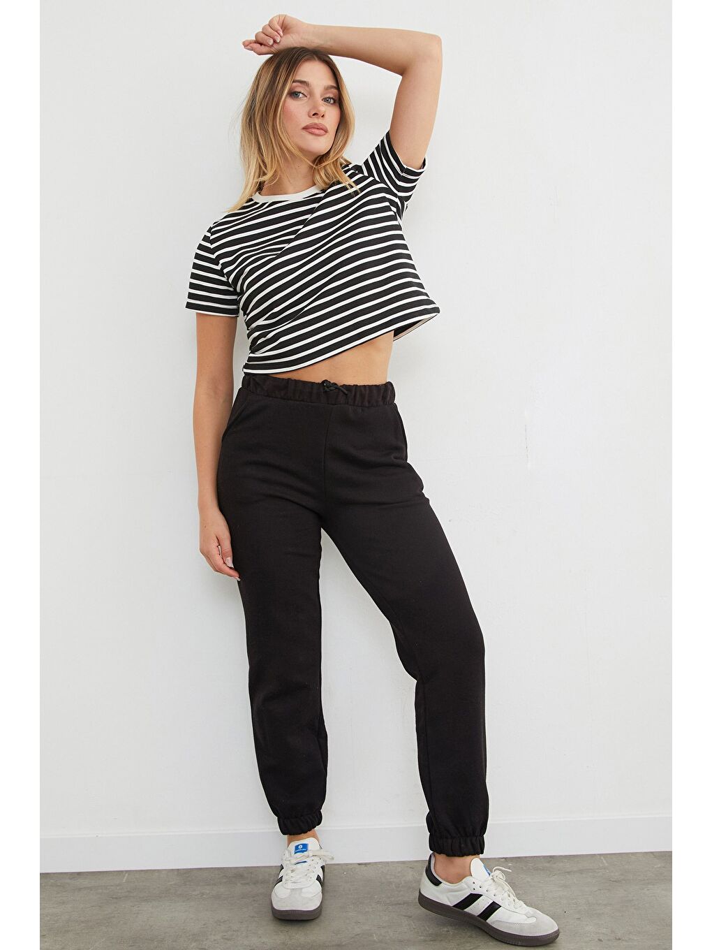 Siyah Çizgili Bisiklet Yaka Mevsimlik Crop Tişört-2