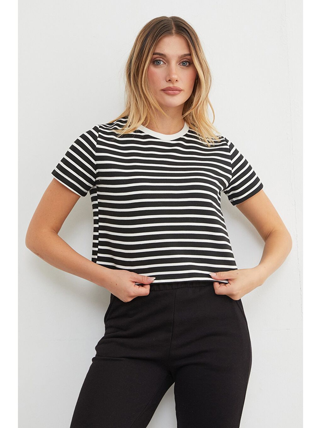 Siyah Çizgili Bisiklet Yaka Mevsimlik Crop Tişört-3