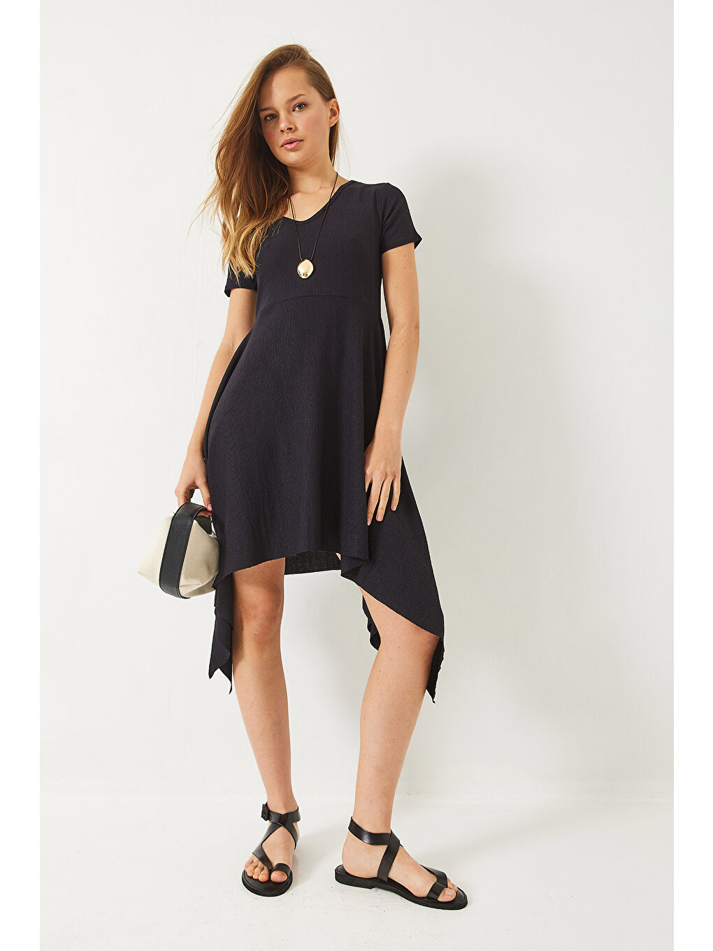 Siyah Kadın Asimetrik Kesim Kısa Kollu V Yaka Bürümcük Elbise-1