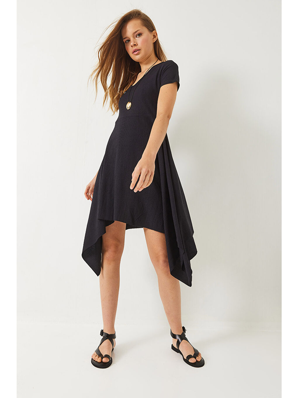 Siyah Kadın Asimetrik Kesim Kısa Kollu V Yaka Bürümcük Elbise-3