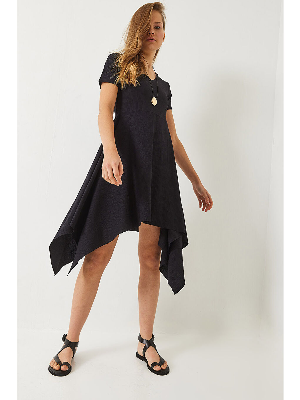 Siyah Kadın Asimetrik Kesim Kısa Kollu V Yaka Bürümcük Elbise-4