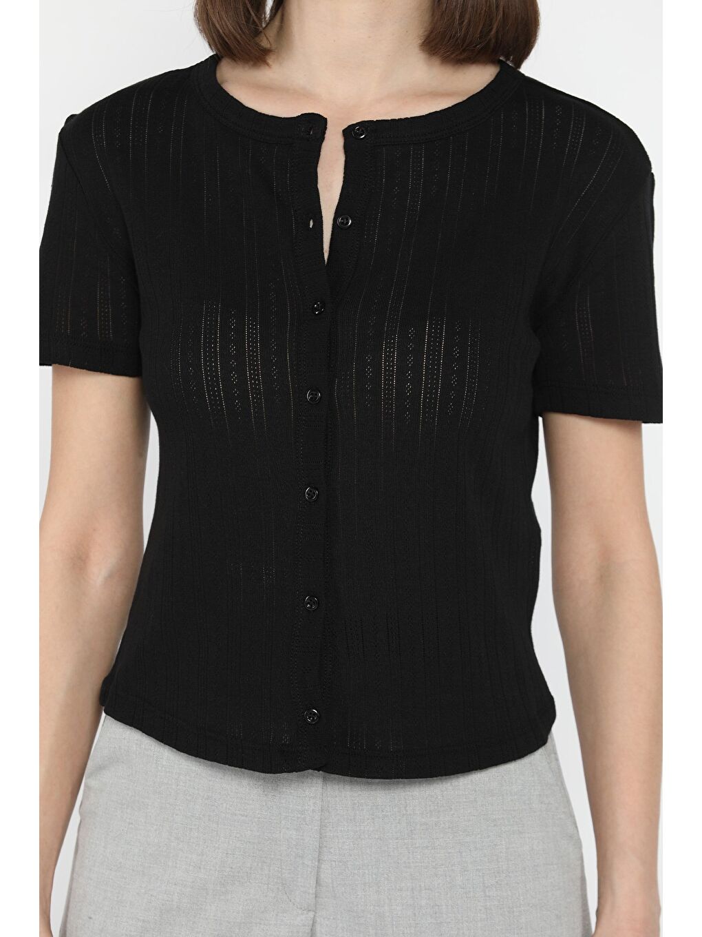 Siyah Kadın Boydan Düğmeli Ajurlu Bluz-3