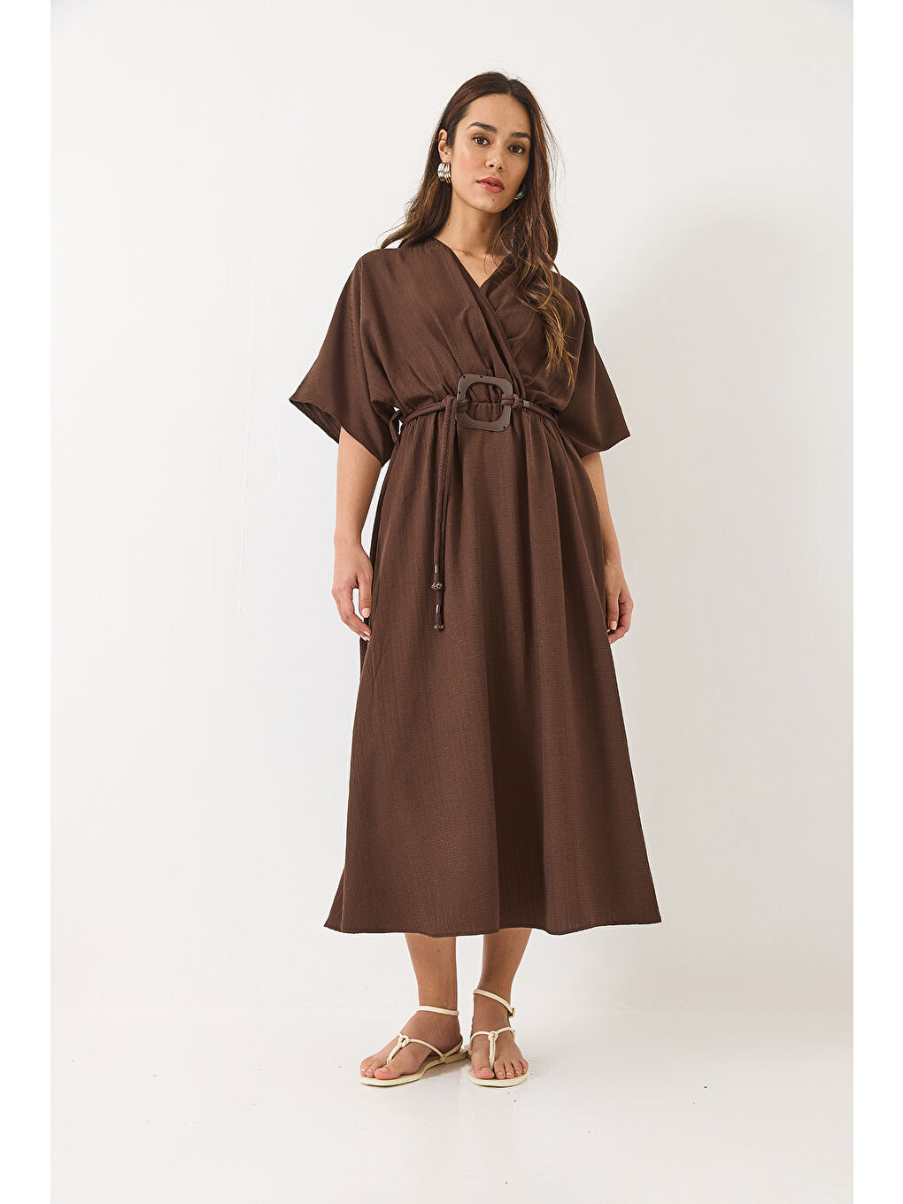 Kahverengi Kadın Kruvaze Yaka Yarasakol Kare Toka Detaylı Astarlı Yırtmaçlı Viskon Elbise-1