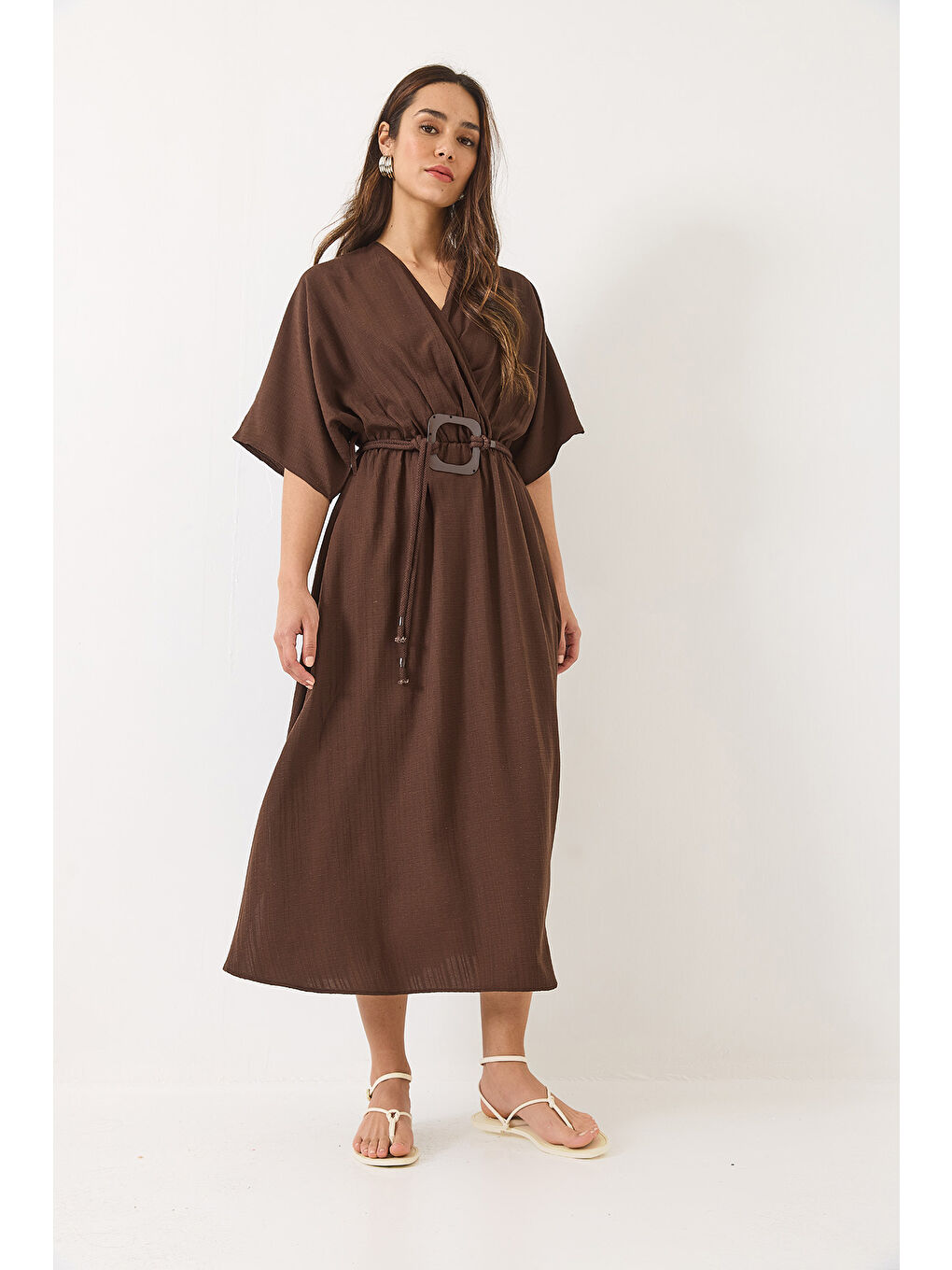 Kahverengi Kadın Kruvaze Yaka Yarasakol Kare Toka Detaylı Astarlı Yırtmaçlı Viskon Elbise-2