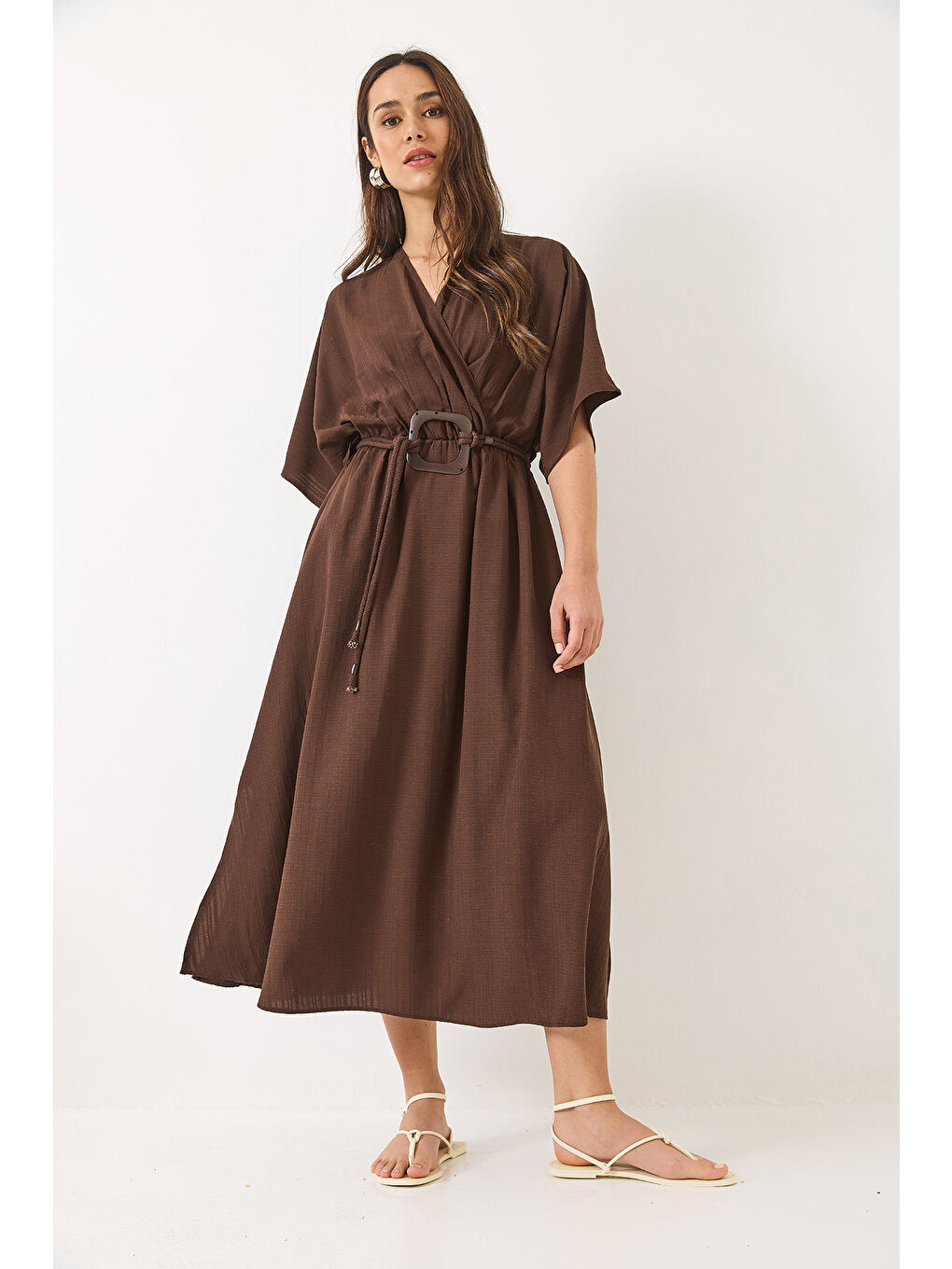 Kahverengi Kadın Kruvaze Yaka Yarasakol Kare Toka Detaylı Astarlı Yırtmaçlı Viskon Elbise-3