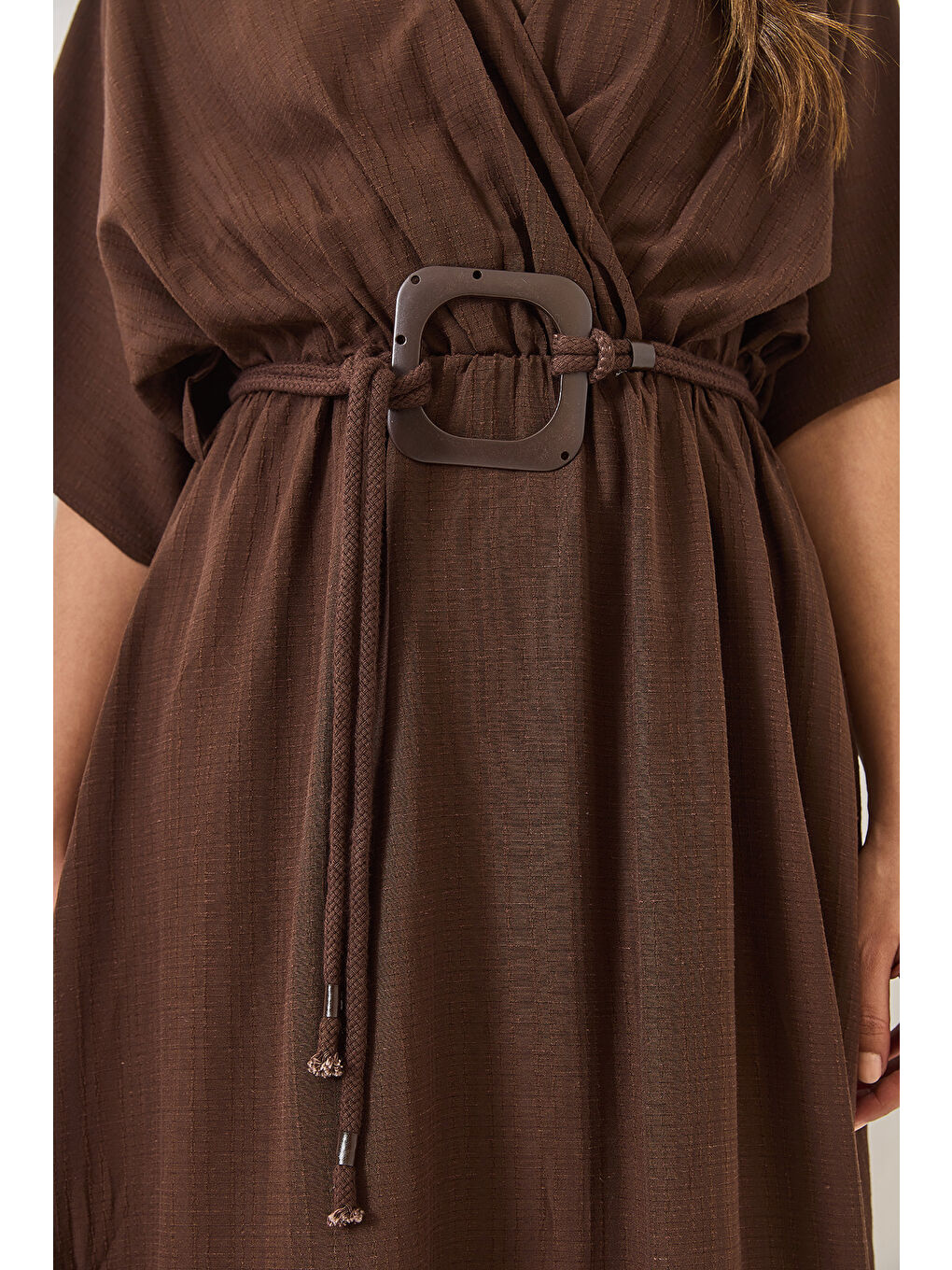 Kahverengi Kadın Kruvaze Yaka Yarasakol Kare Toka Detaylı Astarlı Yırtmaçlı Viskon Elbise-5