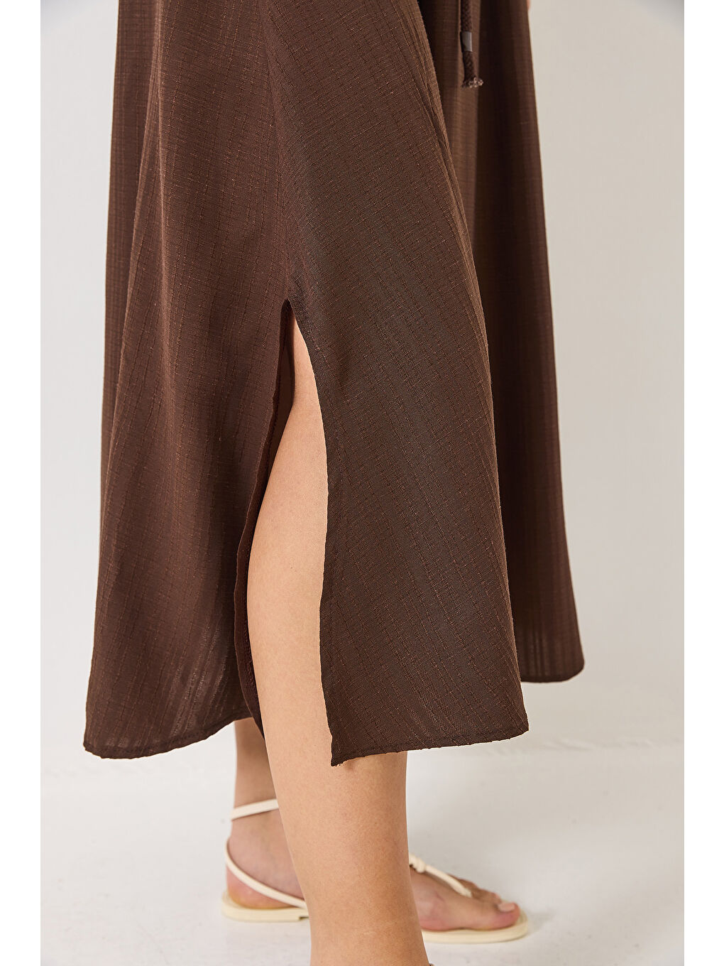 Kahverengi Kadın Kruvaze Yaka Yarasakol Kare Toka Detaylı Astarlı Yırtmaçlı Viskon Elbise-6