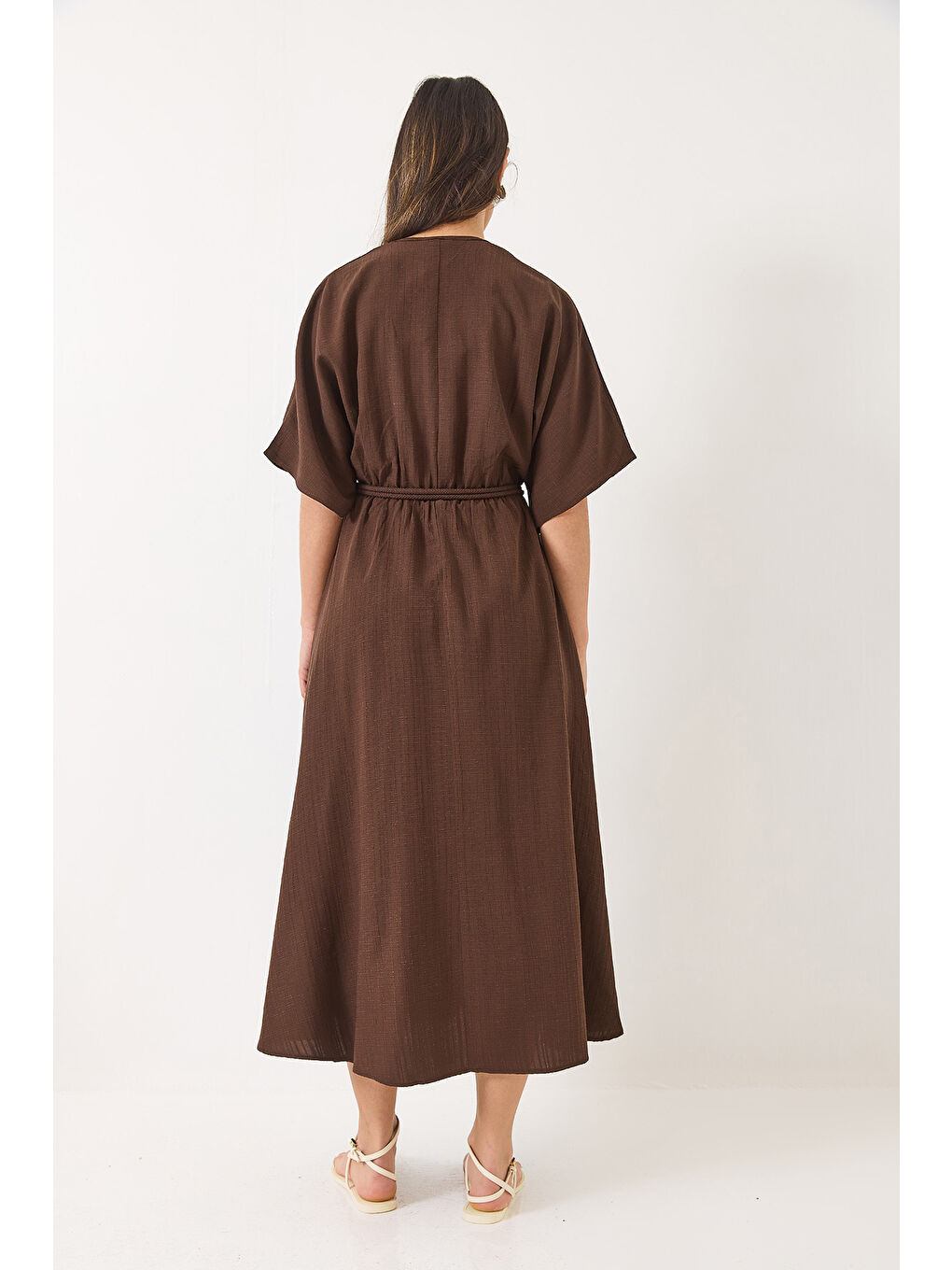 Kahverengi Kadın Kruvaze Yaka Yarasakol Kare Toka Detaylı Astarlı Yırtmaçlı Viskon Elbise-7