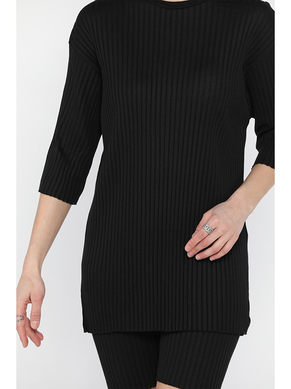 Siyah Bisiklet Yaka Yarım Kol Bluz Şort İkili Takım-3