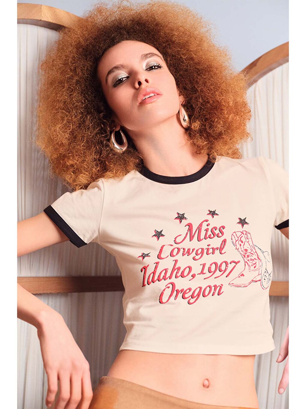 QUZU Kovboy Çizme Baskılı Crop Tişört Ekru