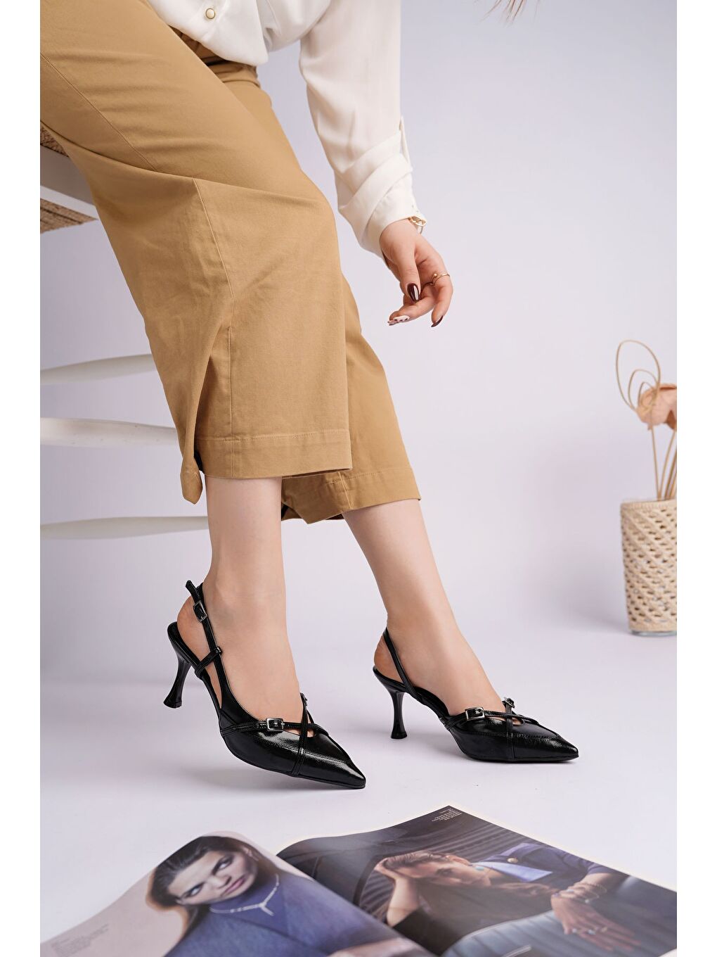 Siyah İCONS Sivri Burun Arkası Açık Kemer Detaylı İki Bantlı Kadın Topuklu Ayakkabı-2