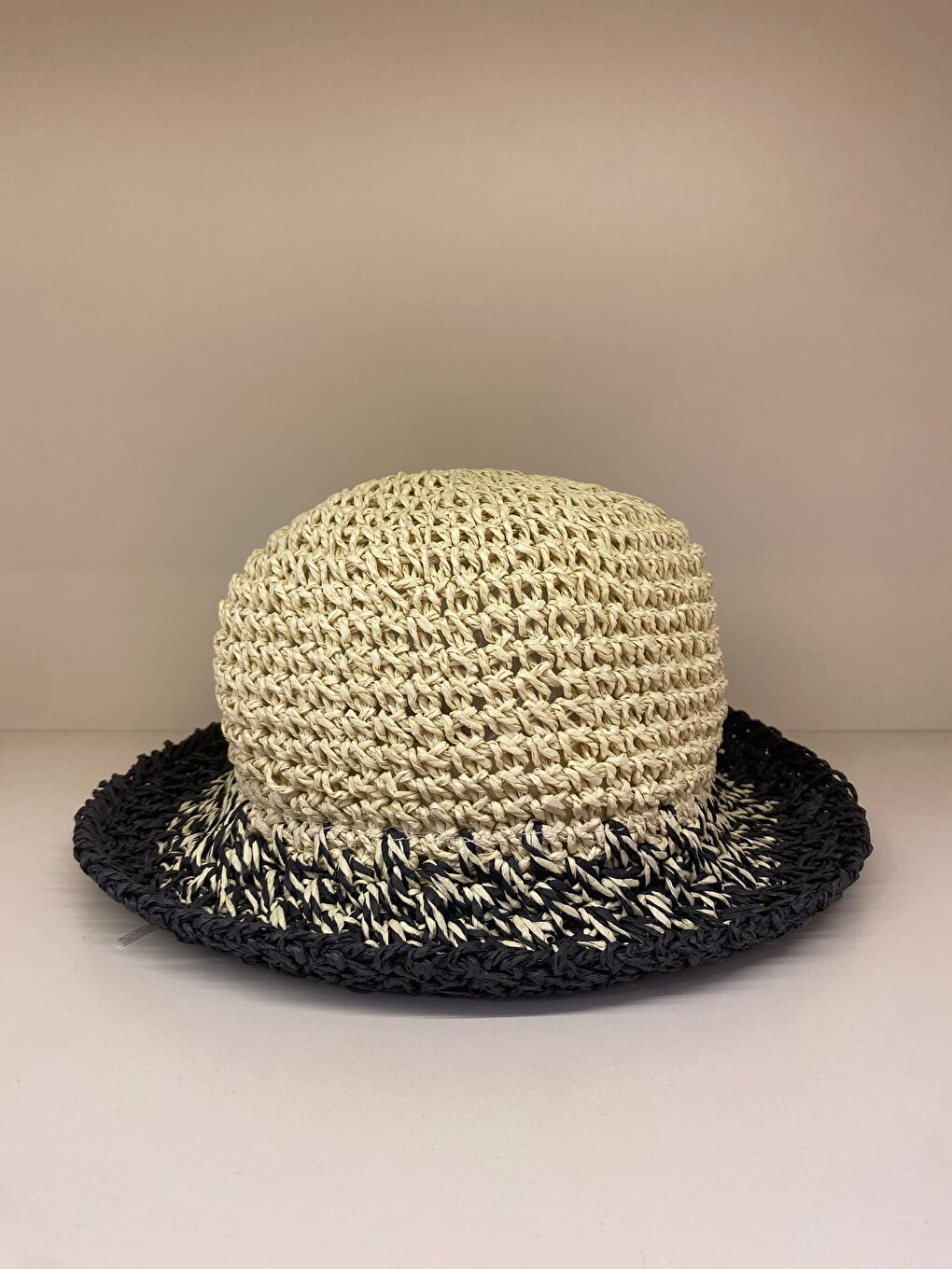 Kadın Bej-Siyah El Örgüsü Hasır Şapka HSR2072-1