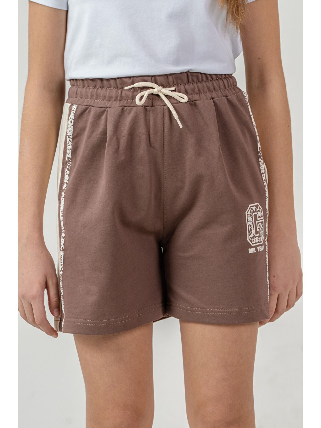 Kahverengi Girl Team Baskılı Yanlar Garnili Kız Çocuk Şort