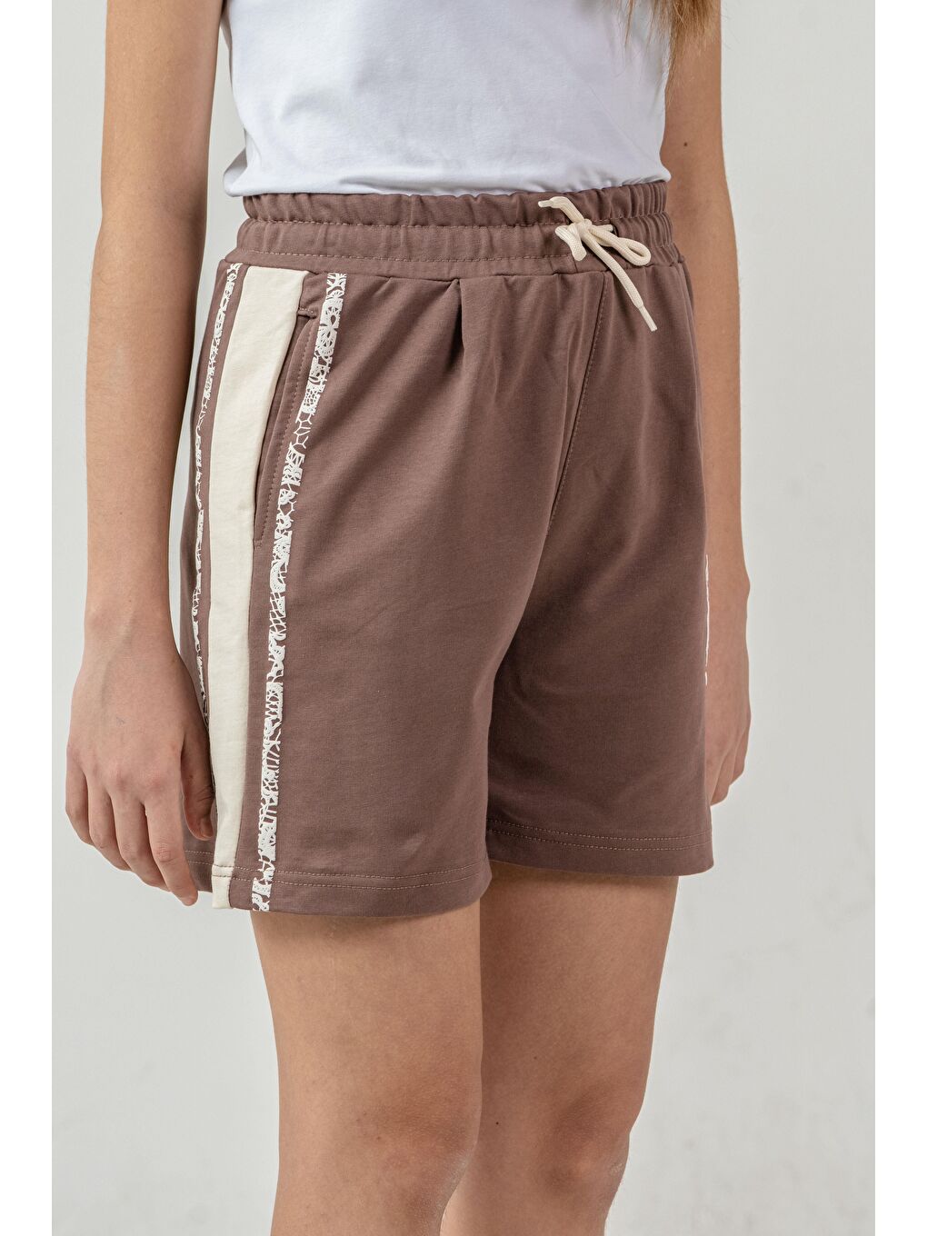 Kahverengi Girl Team Baskılı Yanlar Garnili Kız Çocuk Şort-1