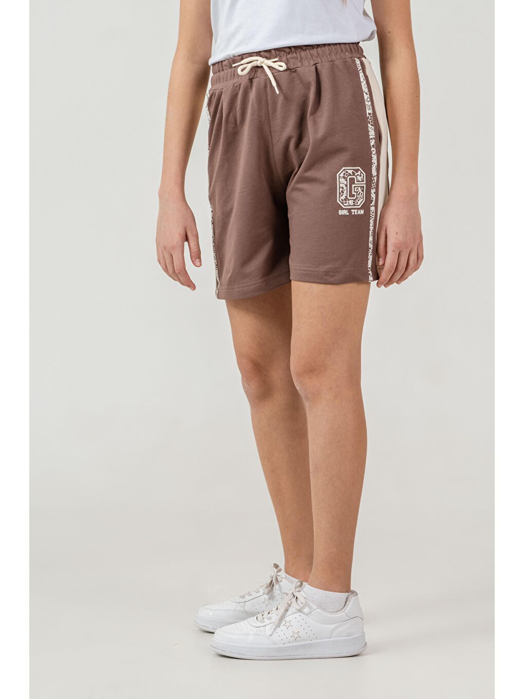 Kahverengi Girl Team Baskılı Yanlar Garnili Kız Çocuk Şort-2