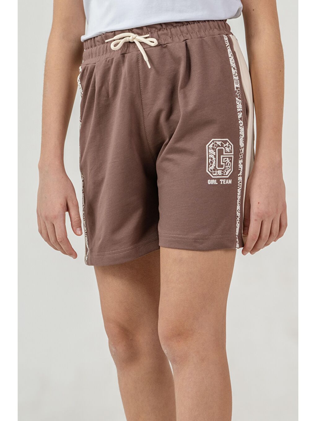 Kahverengi Girl Team Baskılı Yanlar Garnili Kız Çocuk Şort-3