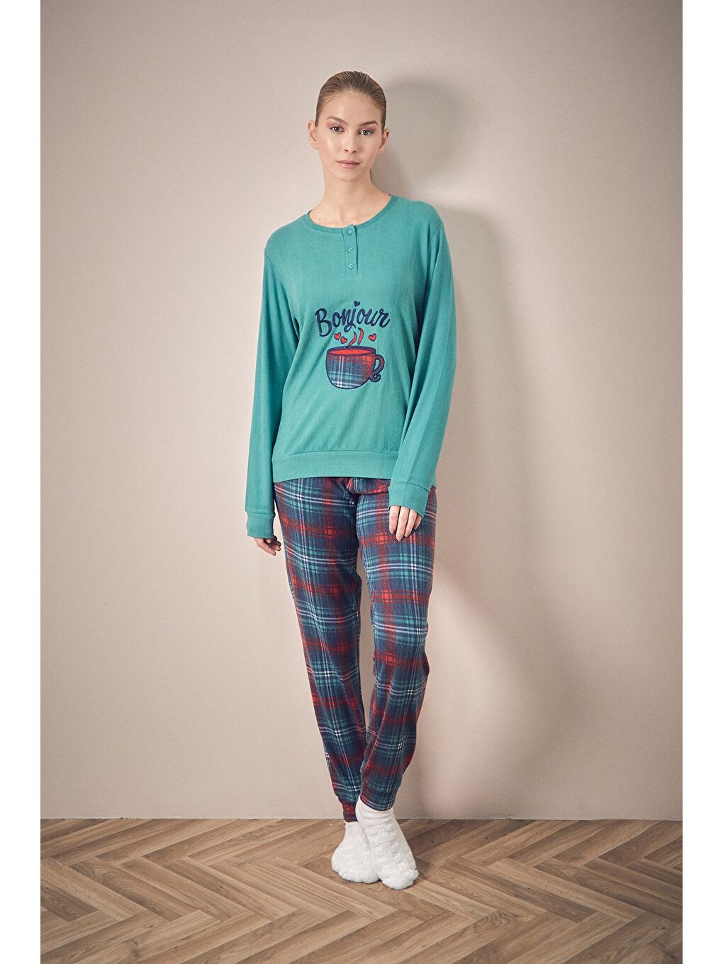 Yeşil Bonjour Yazı Nakışlı 2'li Kadife Pijama Takımı