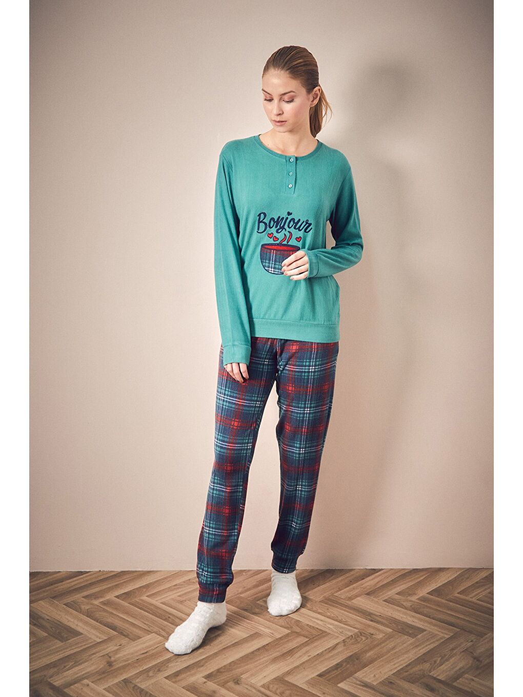 Yeşil Bonjour Yazı Nakışlı 2'li Kadife Pijama Takımı-2