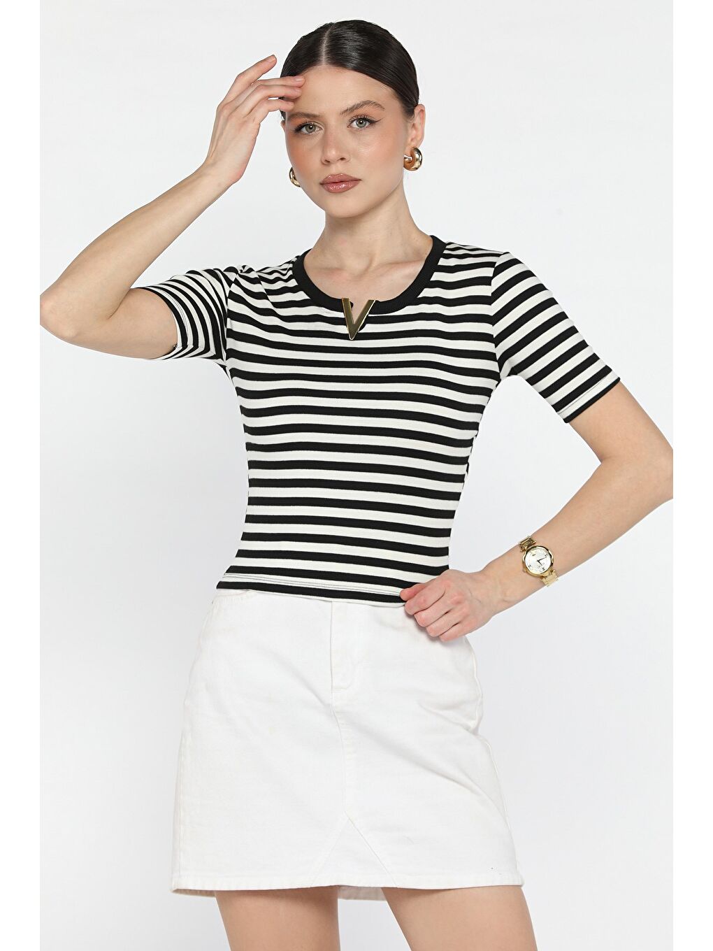 Siyah V Metal Aksesuarlı Çizgi Desenli Kadın Tişört-1