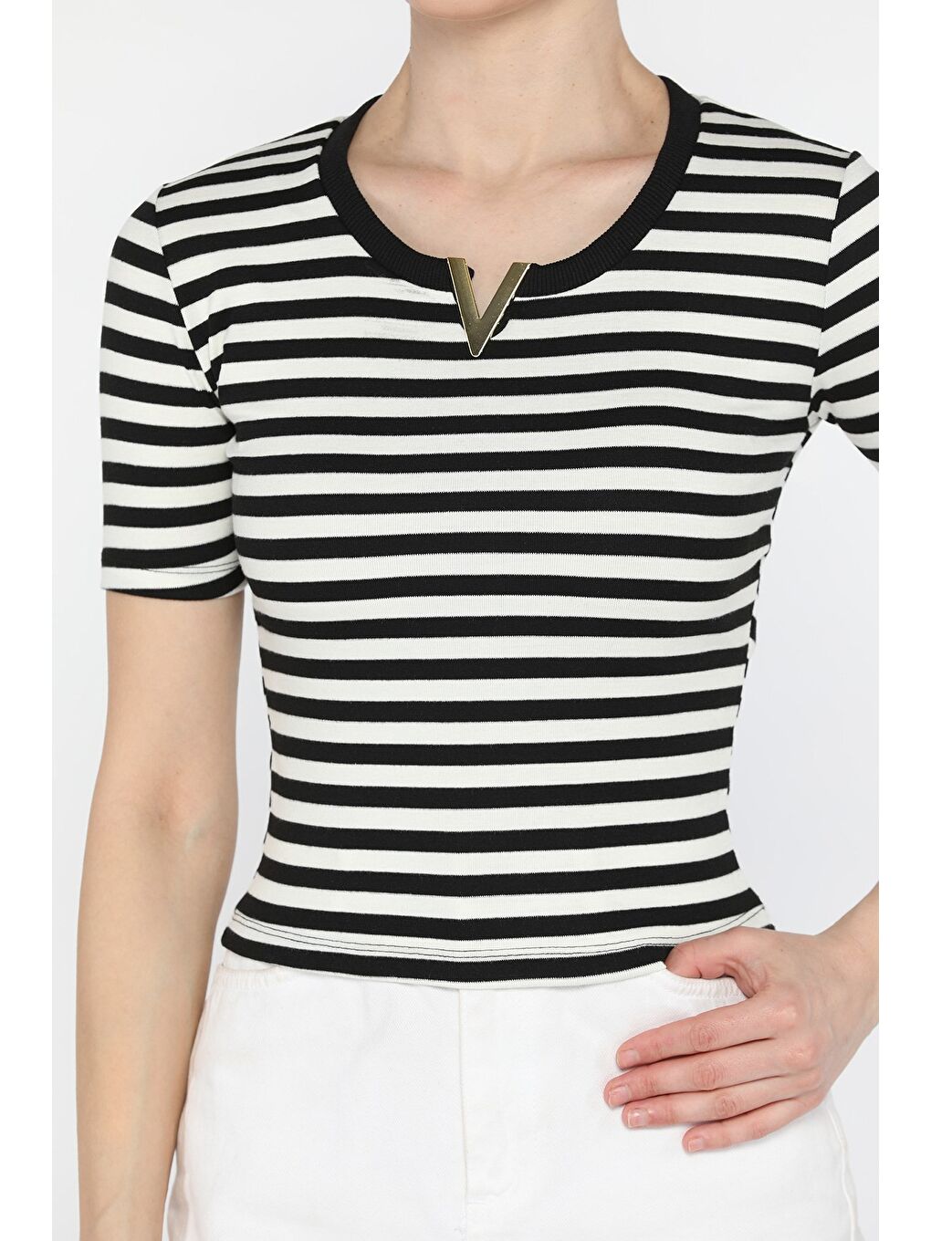 Siyah V Metal Aksesuarlı Çizgi Desenli Kadın Tişört-2