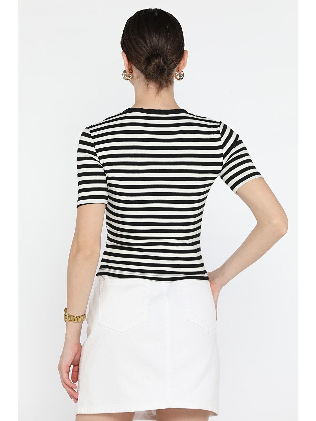 Siyah V Metal Aksesuarlı Çizgi Desenli Kadın Tişört-3