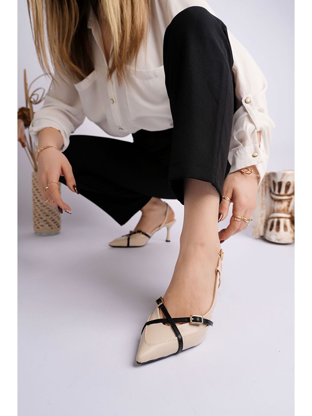 Bej İCONS Sivri Burun Arkası Açık Kemer Detaylı İki Bantlı Kadın Topuklu Ayakkabı-3