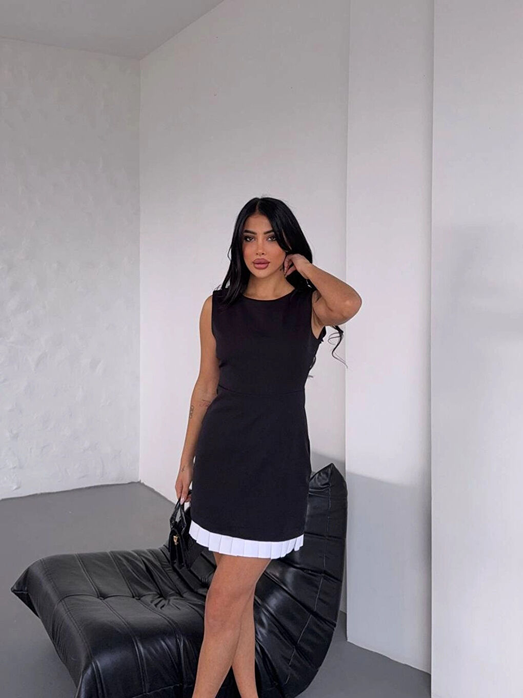 Kadın Siyah Beyaz Pileli İthal Dooble Kumaş Kolsuz Mini Elbise HZL25S-FRY122961