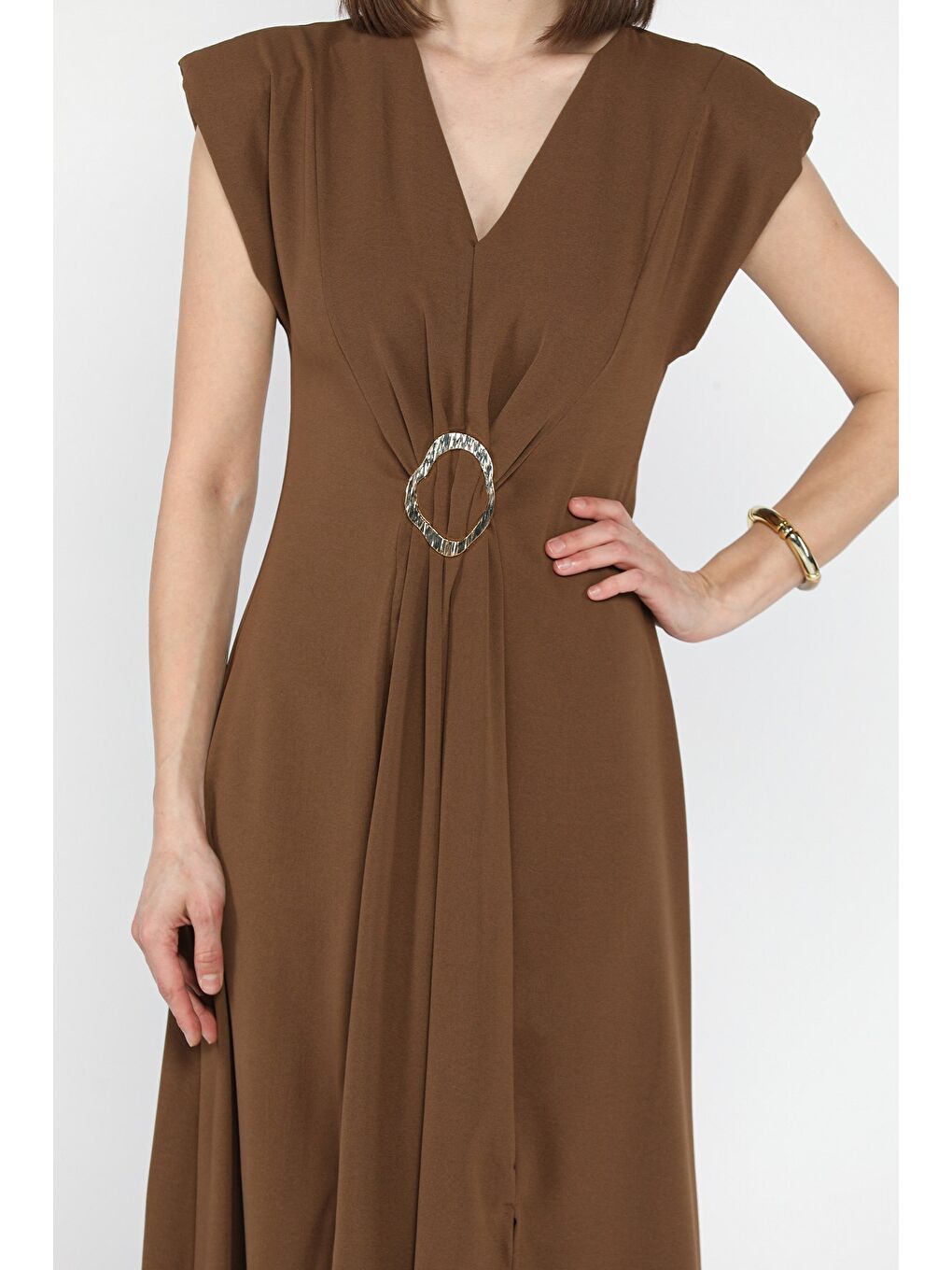 Kahverengi V Yaka Vatkalı Toka Detaylı Kadın Elbise-3