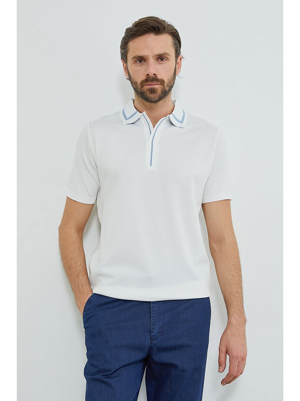 Beyaz Çizgili Apaş Yaka Triko Tişört