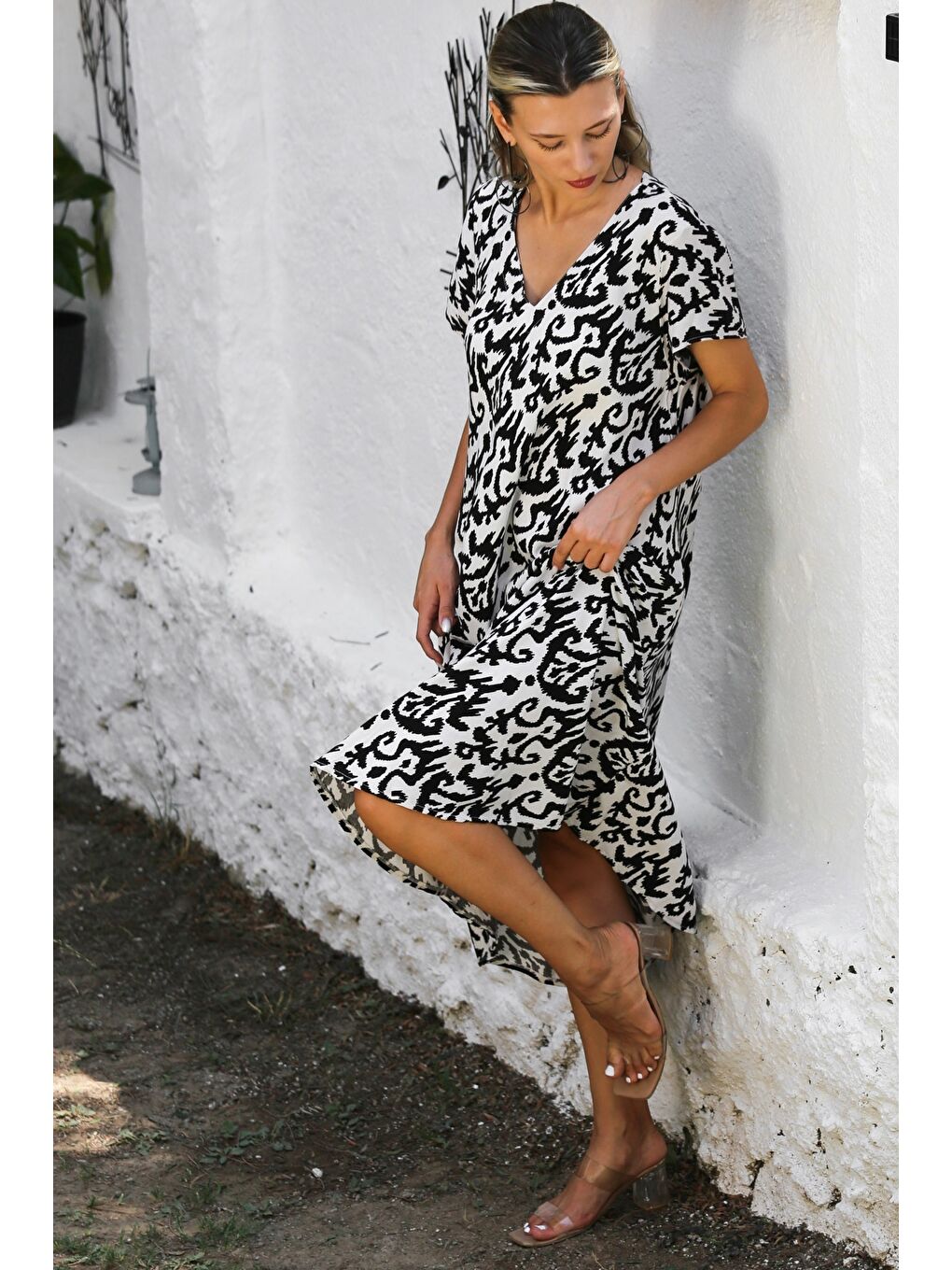 Beyaz-Siyah V Yaka Düşük Kol Allover Baskılı Dokuma Casual Elbise