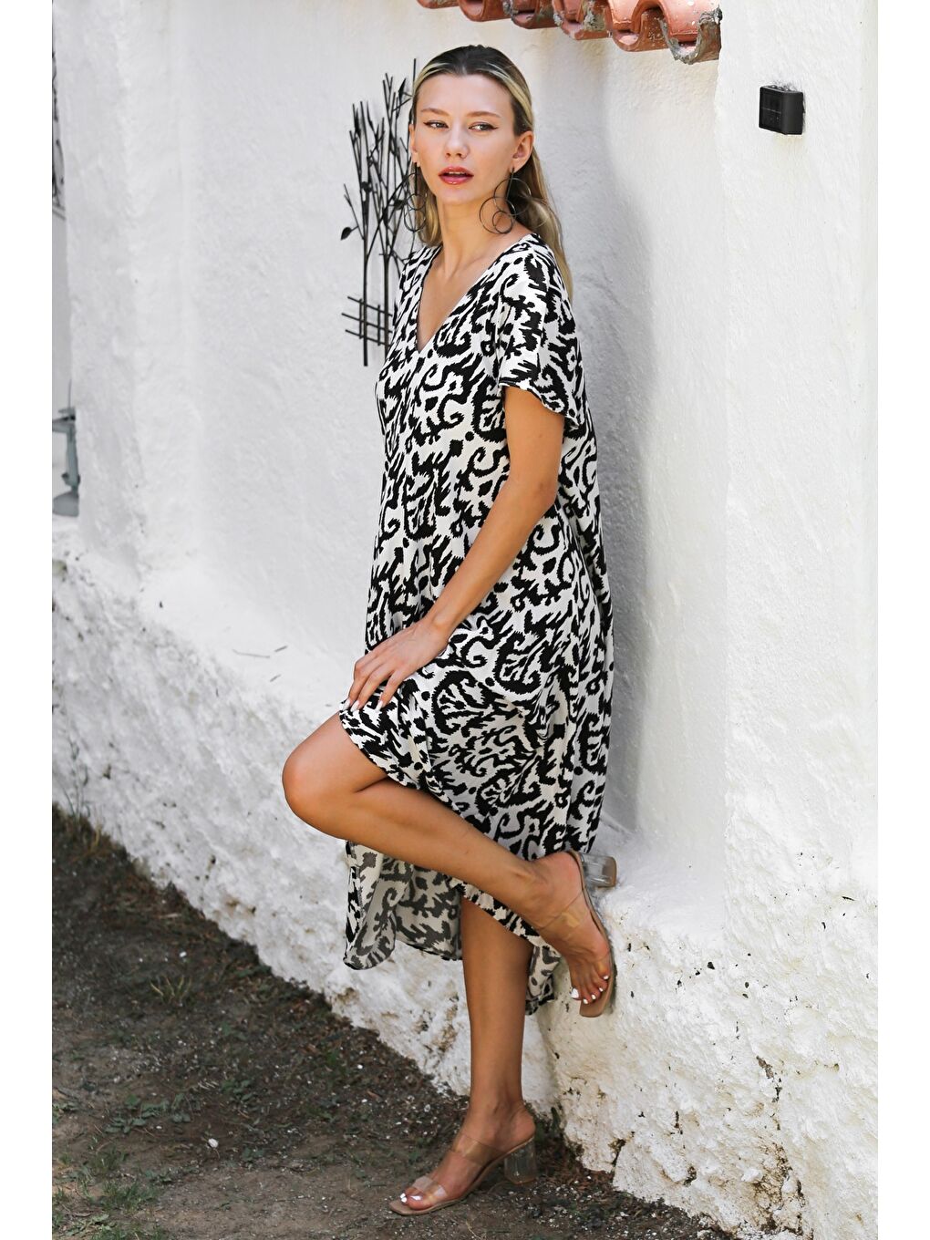 Beyaz-Siyah V Yaka Düşük Kol Allover Baskılı Dokuma Casual Elbise-1