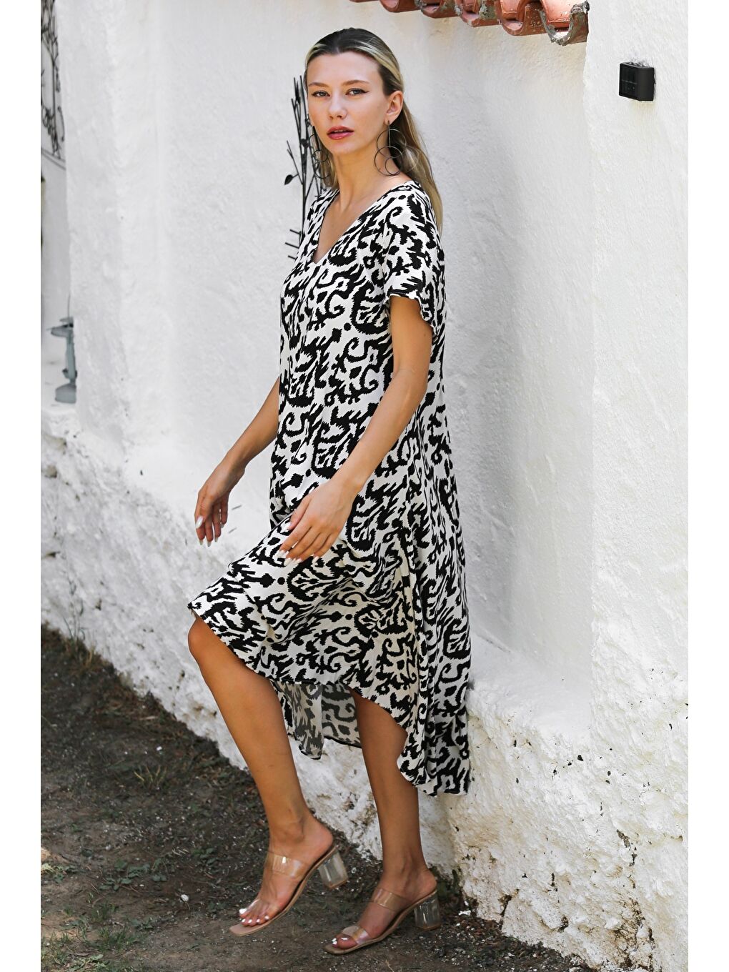 Beyaz-Siyah V Yaka Düşük Kol Allover Baskılı Dokuma Casual Elbise-3