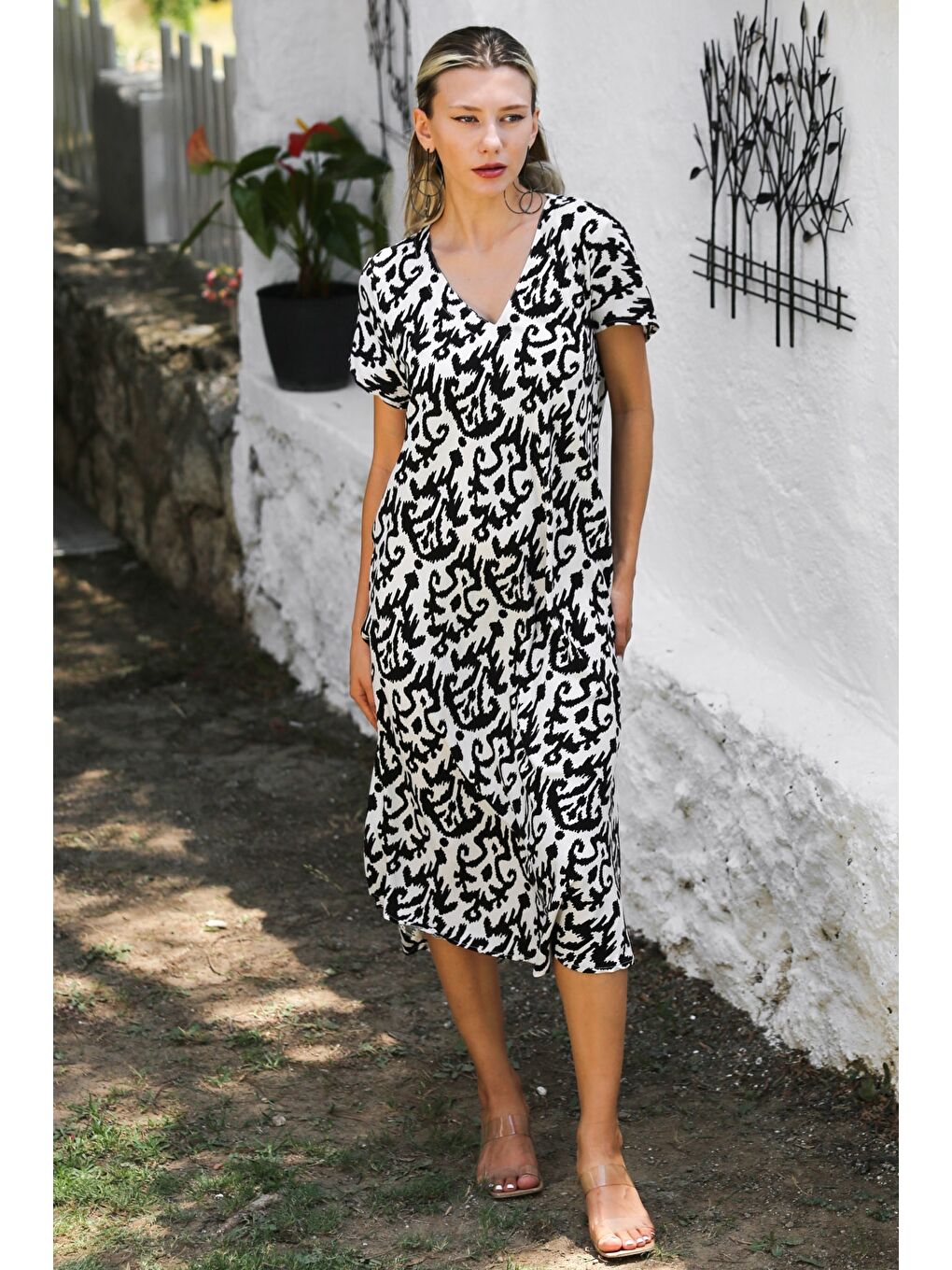 Beyaz-Siyah V Yaka Düşük Kol Allover Baskılı Dokuma Casual Elbise-5