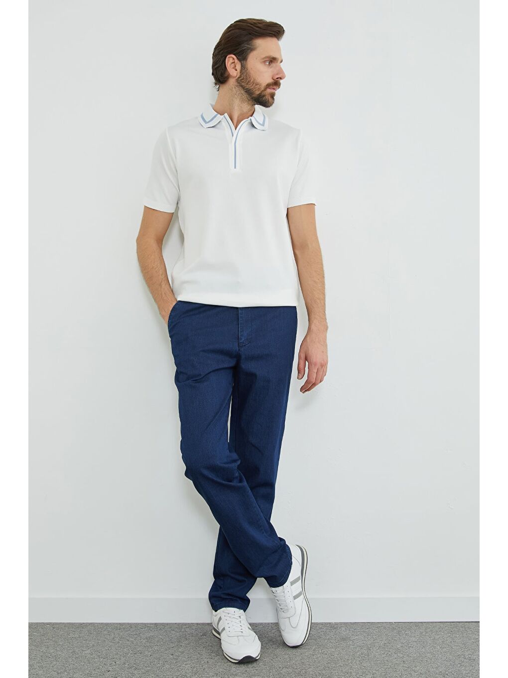 Beyaz Çizgili Apaş Yaka Triko Tişört-1