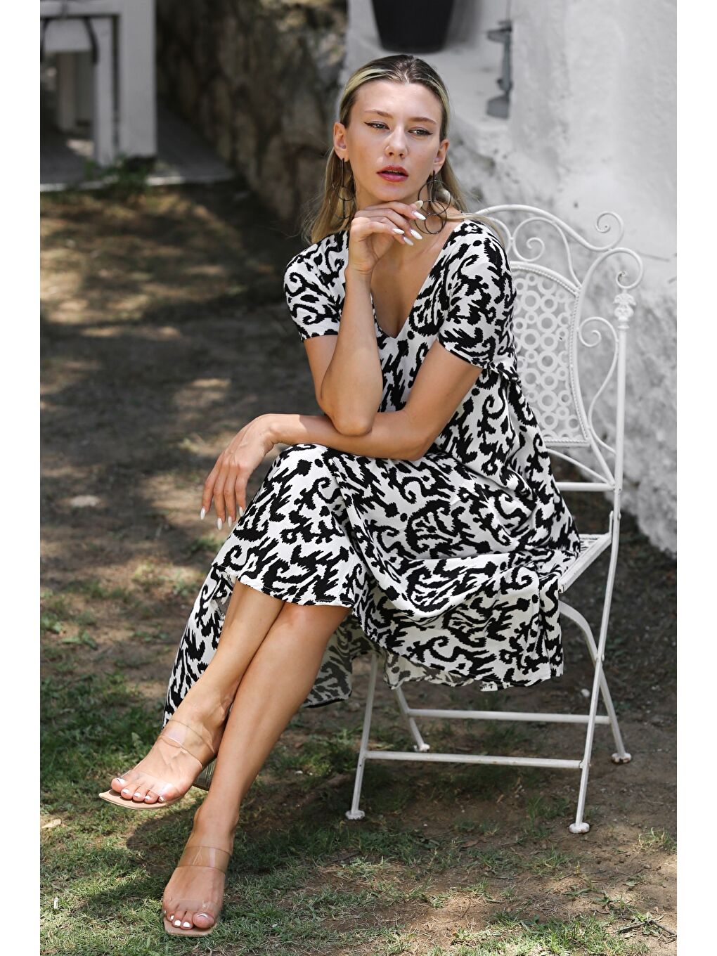 Beyaz-Siyah V Yaka Düşük Kol Allover Baskılı Dokuma Casual Elbise-6