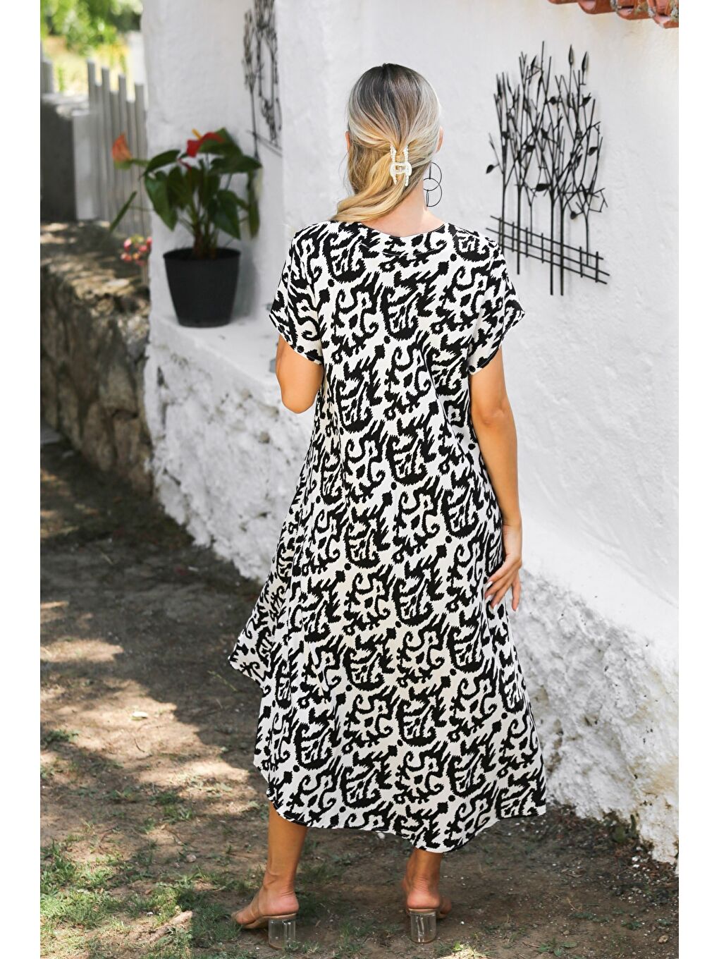 Beyaz-Siyah V Yaka Düşük Kol Allover Baskılı Dokuma Casual Elbise-7