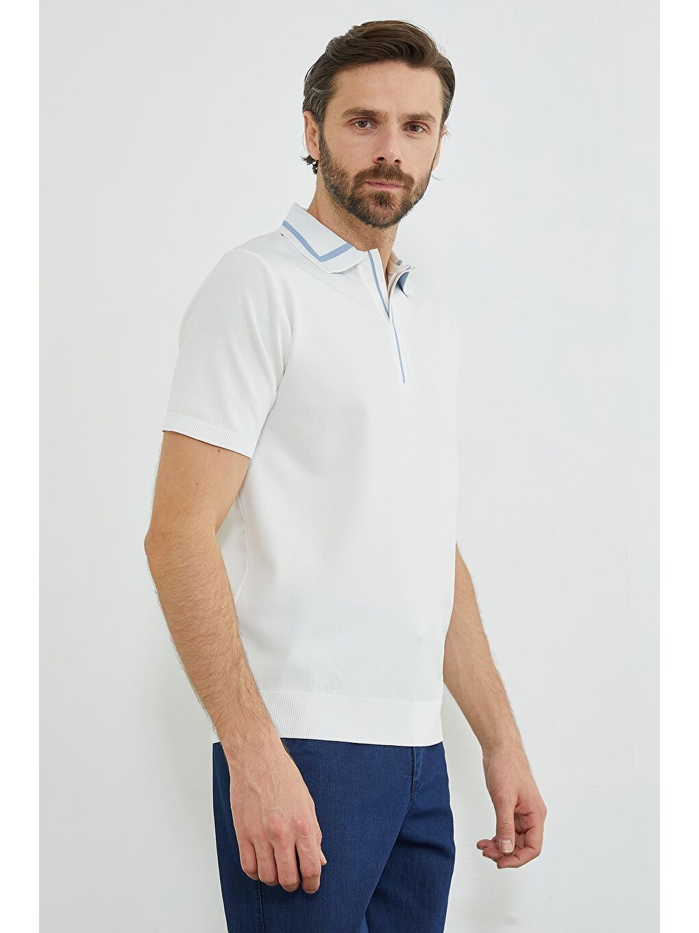 Beyaz Çizgili Apaş Yaka Triko Tişört-3