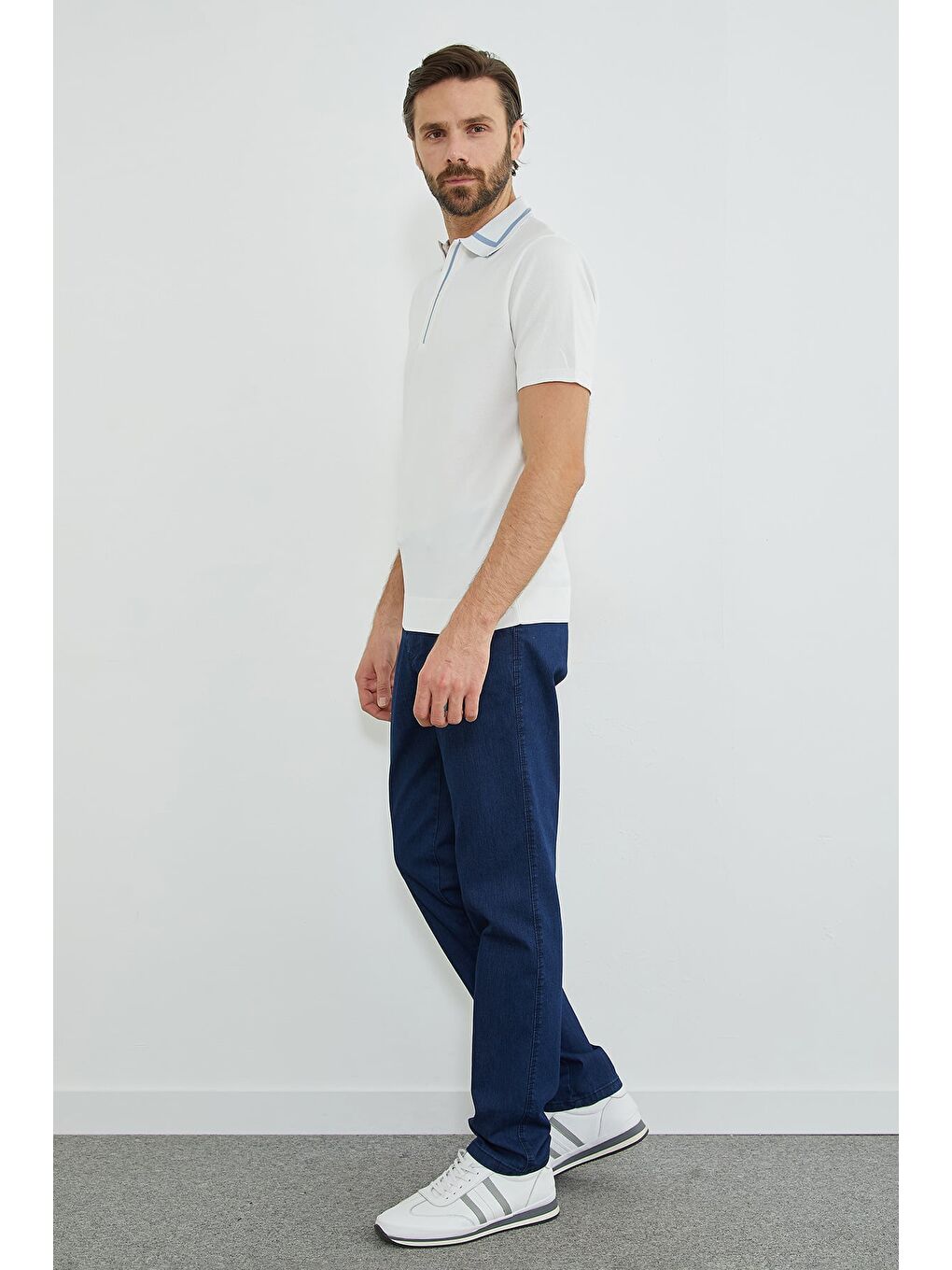 Beyaz Çizgili Apaş Yaka Triko Tişört-4