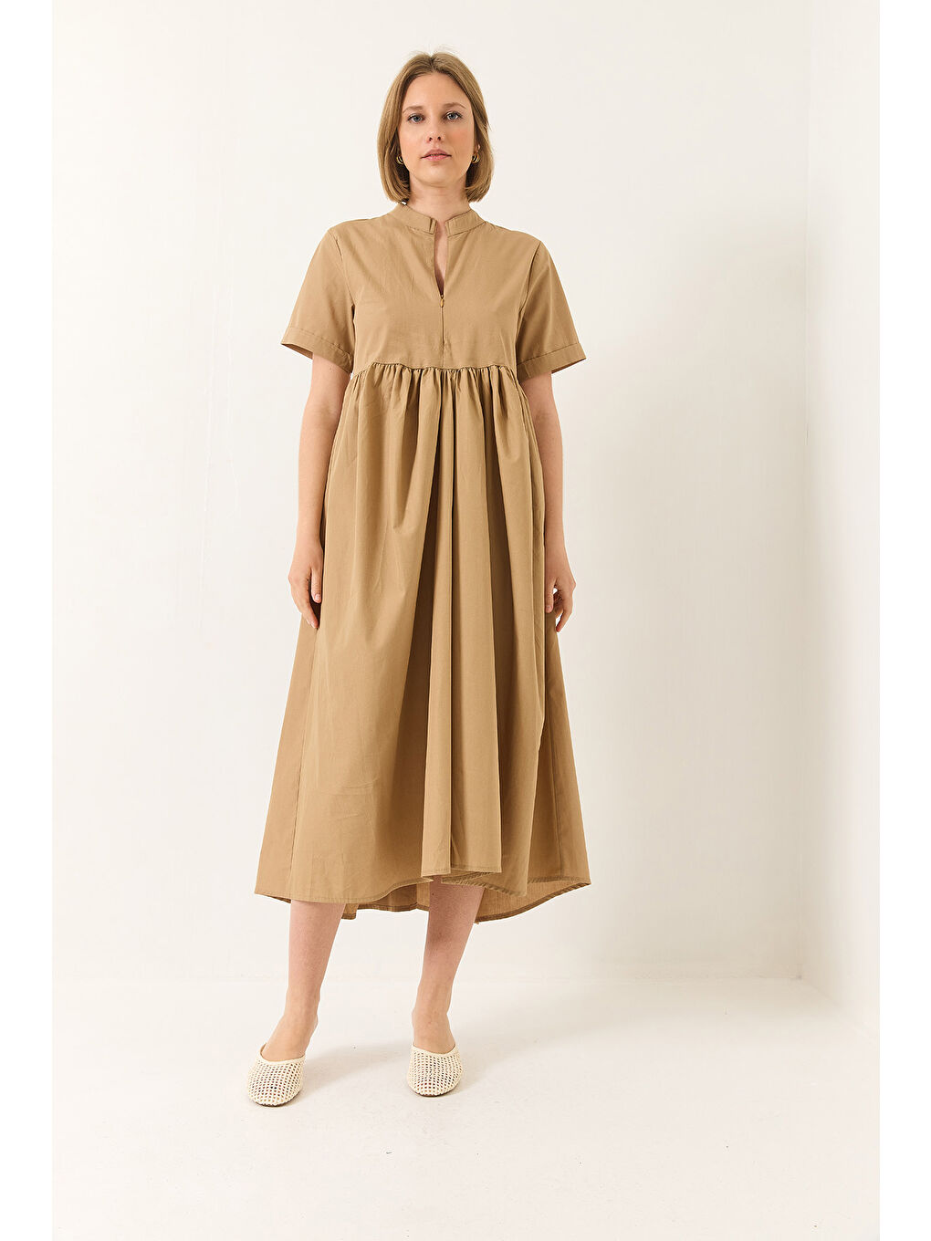 Bej Kadın Yakası Fermuarlı Cep Detaylı Kısa Kollu Poplin Uzun Elbise-1