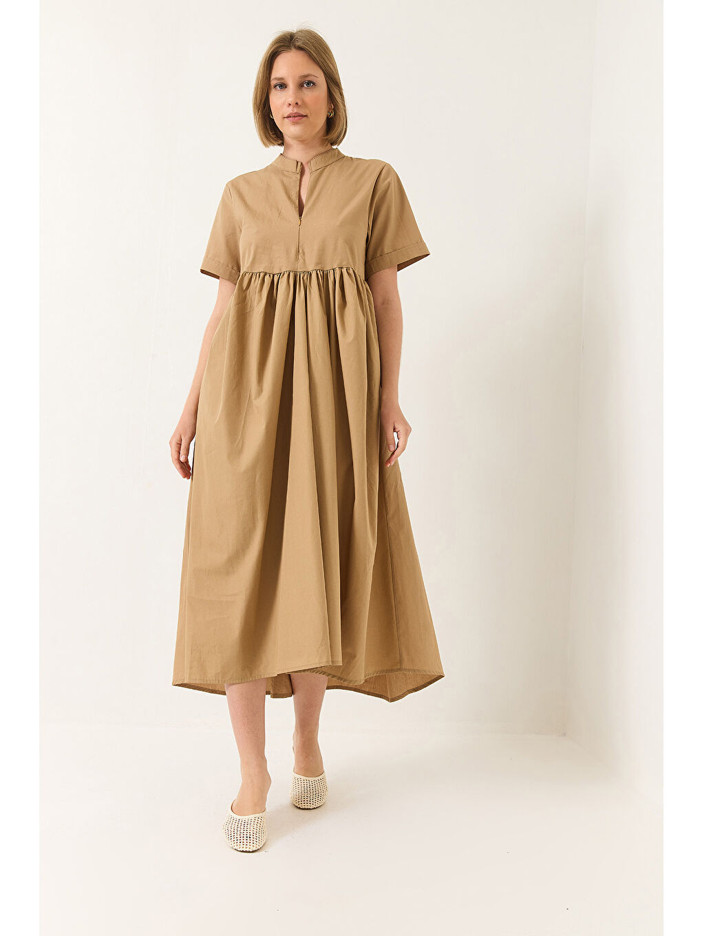 Bej Kadın Yakası Fermuarlı Cep Detaylı Kısa Kollu Poplin Uzun Elbise-2