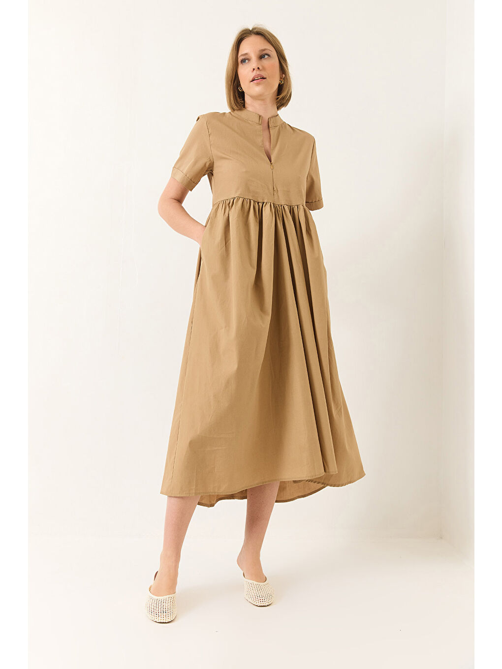Bej Kadın Yakası Fermuarlı Cep Detaylı Kısa Kollu Poplin Uzun Elbise-3