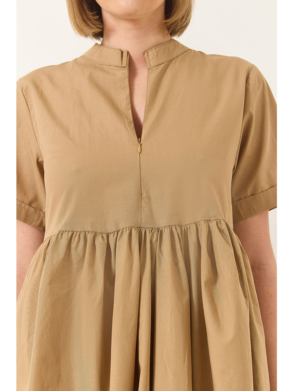 Bej Kadın Yakası Fermuarlı Cep Detaylı Kısa Kollu Poplin Uzun Elbise-4