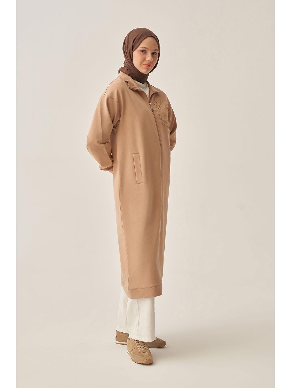 Bej Vizon-Pamuklu Aplike Detaylı Fermuarlı Sweat-1