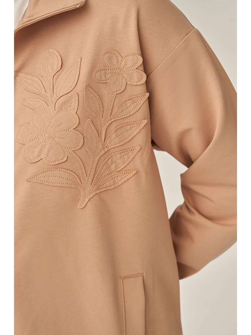 Bej Vizon-Pamuklu Aplike Detaylı Fermuarlı Sweat-4