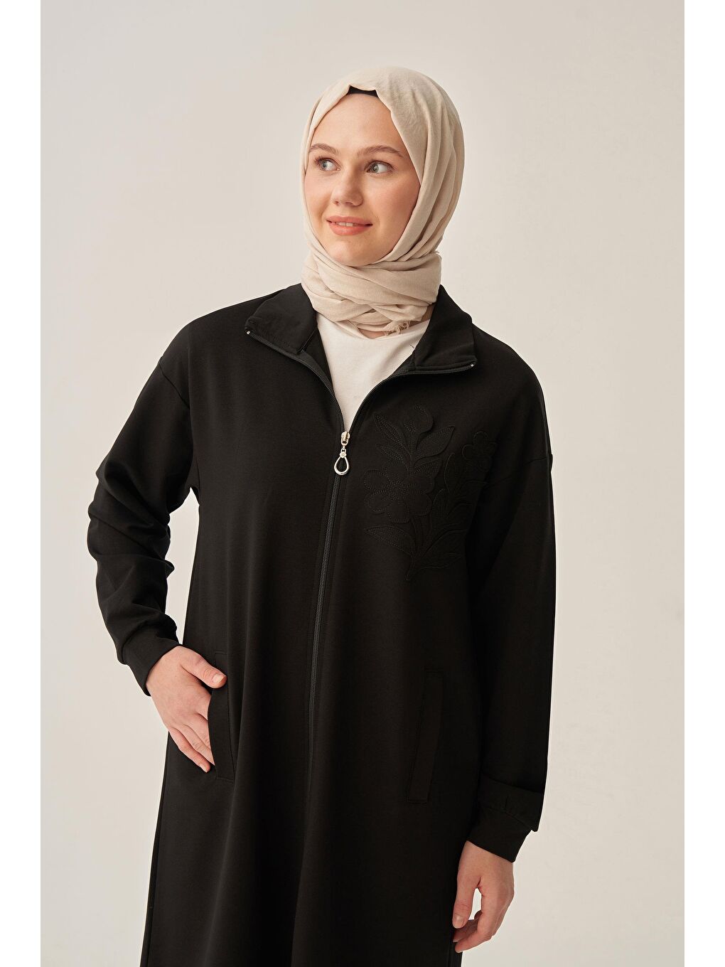 Siyah-Pamuklu Aplike Detaylı Fermuarlı Sweat-3