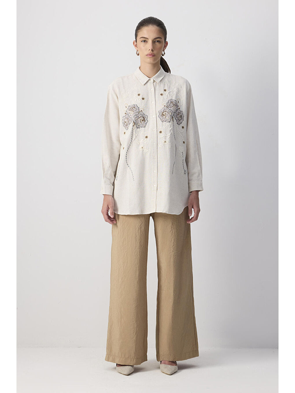 Bej Keten Dokulu Nakışlı Gömlek