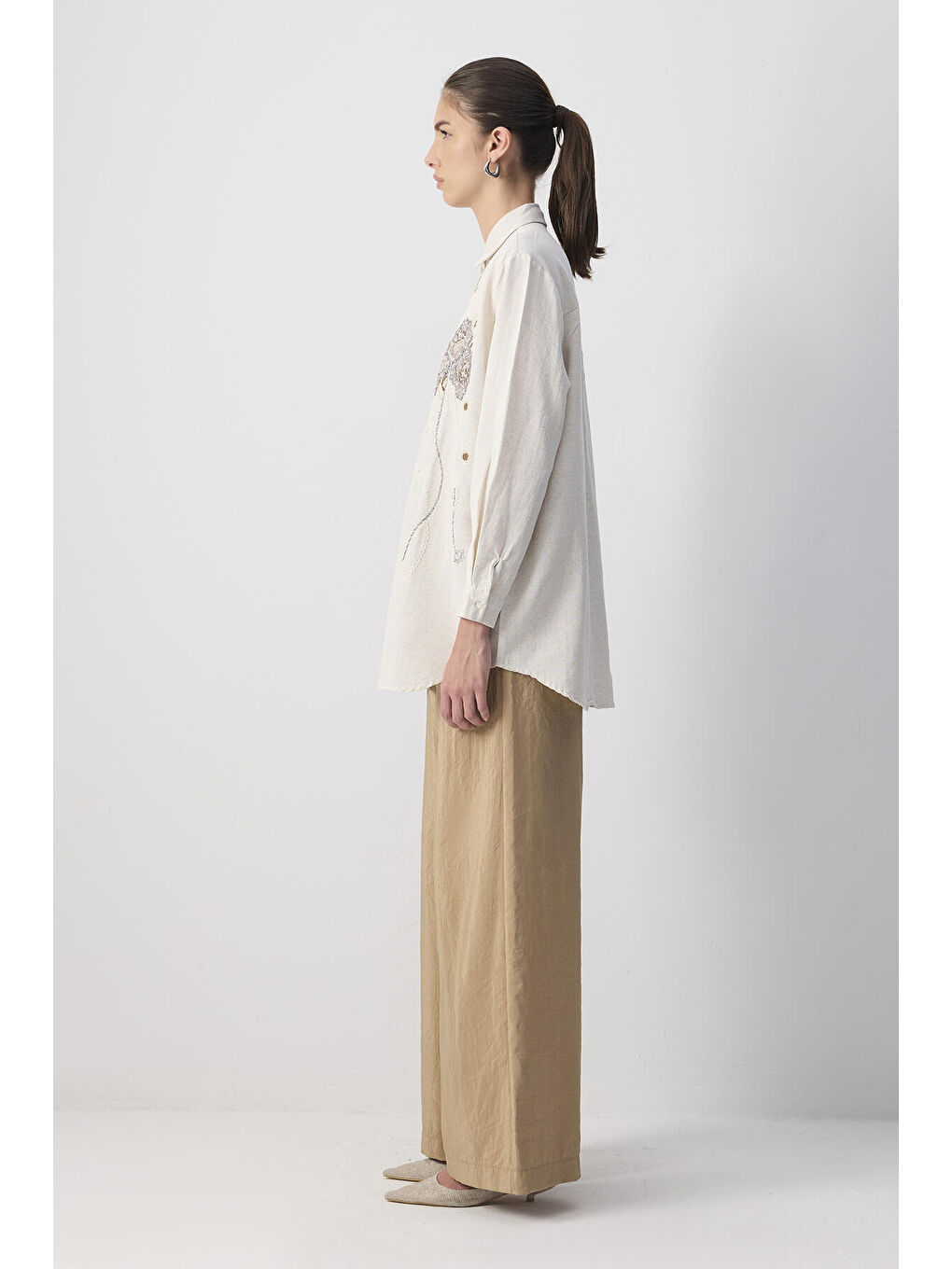 Bej Keten Dokulu Nakışlı Gömlek-2