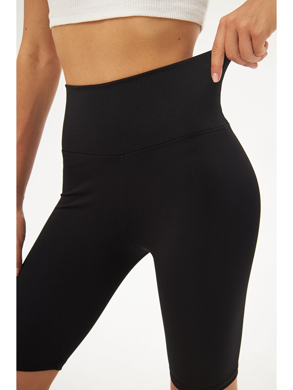 Siyah Fitilli Toplayıcı Elastanlı Yüksek Bel Şort-1